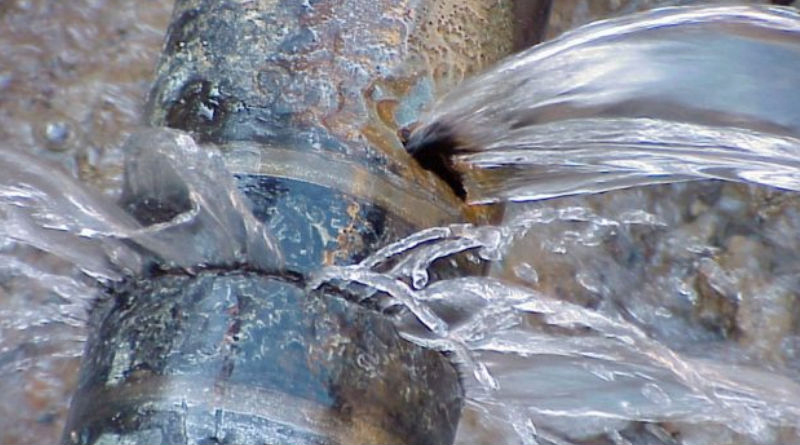 Chi paga la bolletta e la riparazione della tubatura in caso di perdita d'acqua
